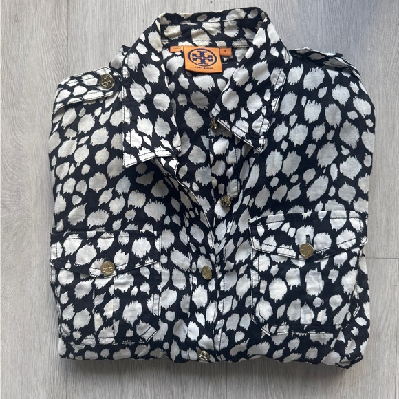 Tori Burch black and white animal print button down shirt size 6 - Picture 3 of 3